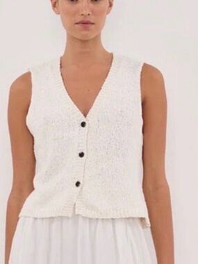 DISSH White Sleeveless V-Neck Button Front Knit Vest